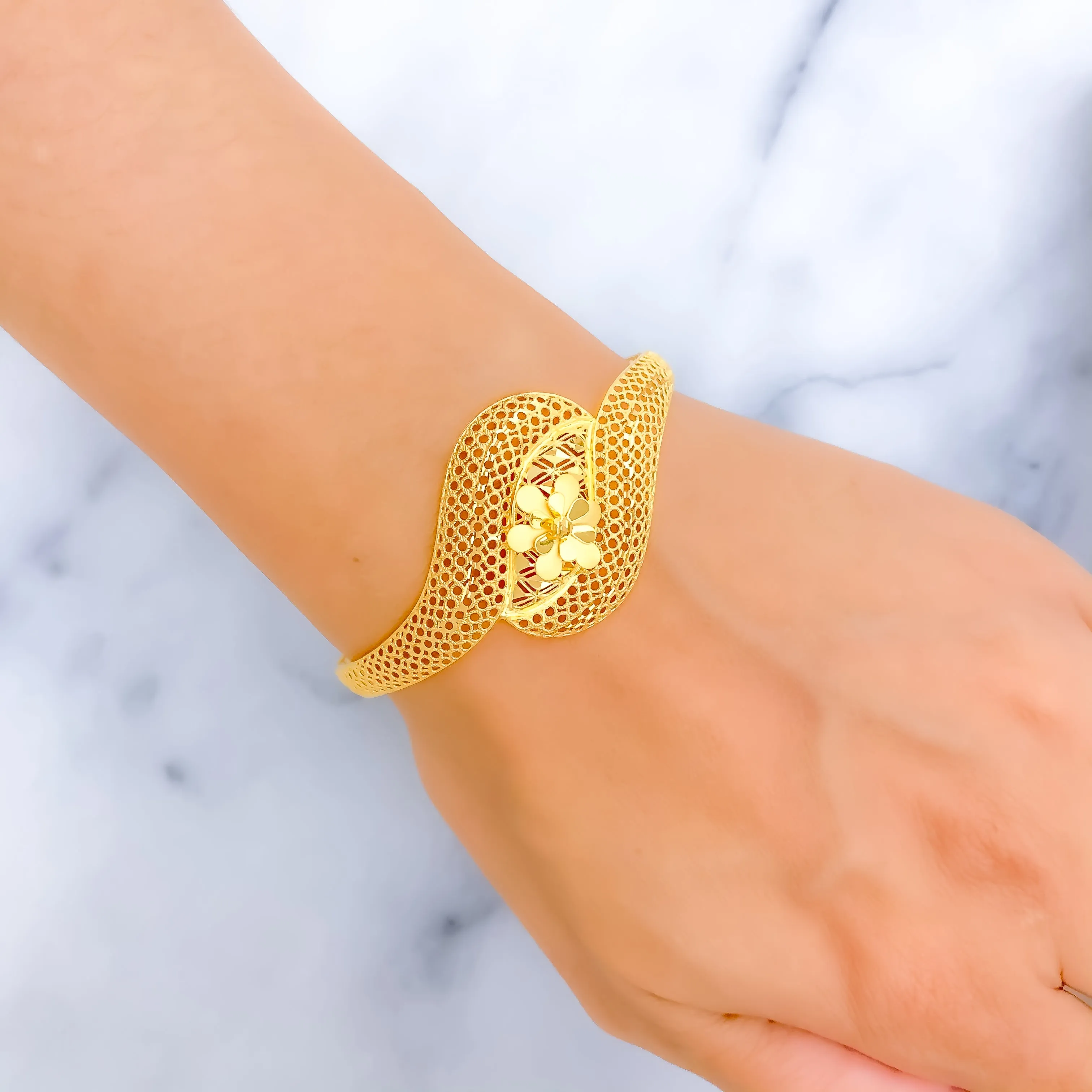 Artistic Golden Elegant 22k Gold Bangle Bracelet