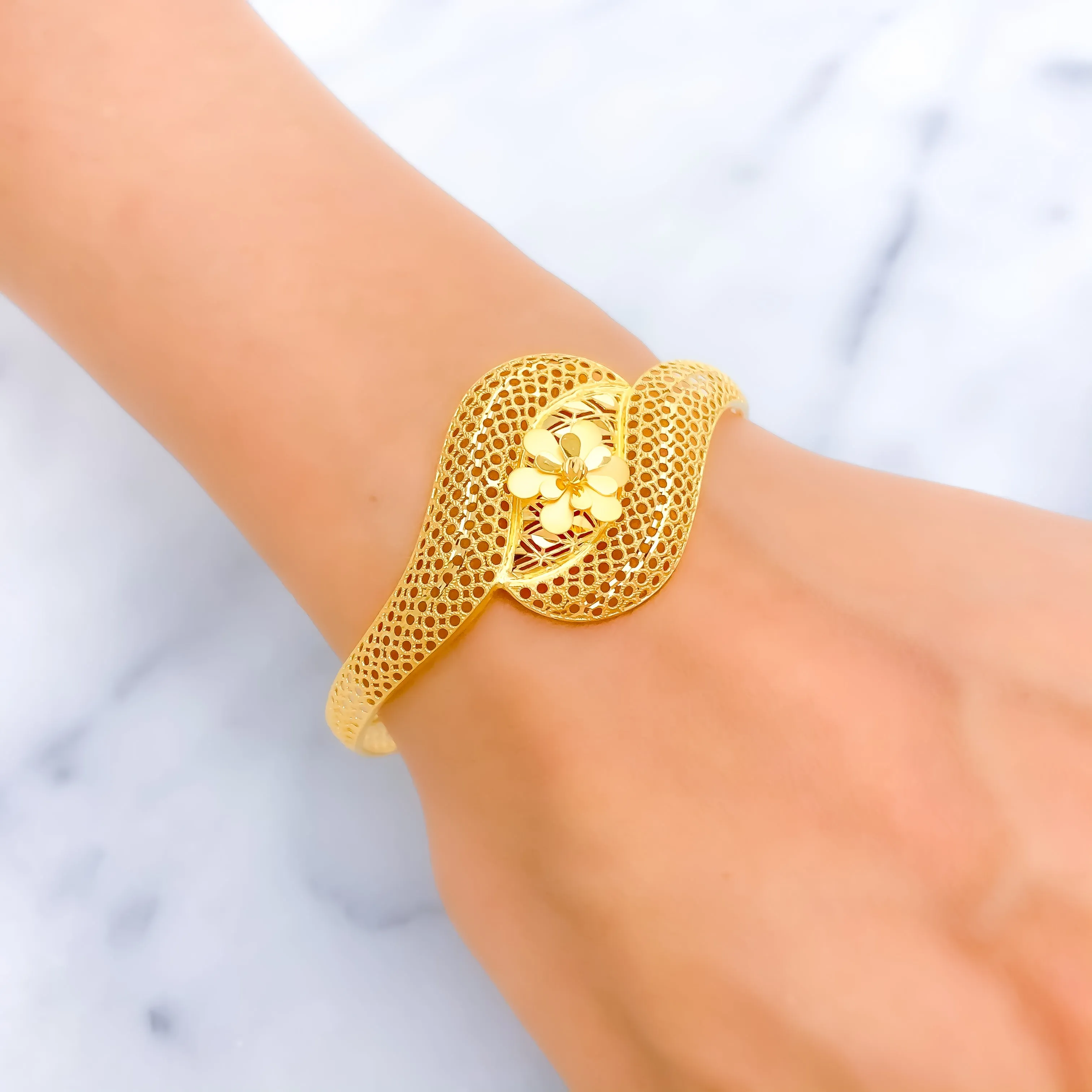 Artistic Golden Elegant 22k Gold Bangle Bracelet